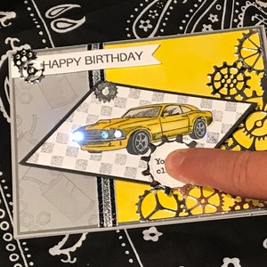 Tarjeta de cumpleaños de Mustang iluminada
