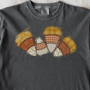 Komfortfärgad lapptäcke i godismajs-skjorta, bohemisk Halloween-t-shirt med konstapplikationer, vintage höstgrafik-t-shirt, halloween-design i cottagecore-stil