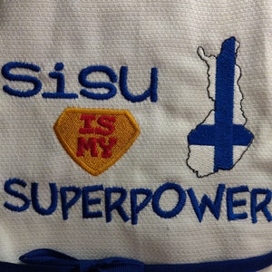 Toalla de té bordada personalizada "Sisu es mi superpoder" Mapa de la bandera finlandesa