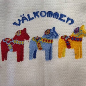 Besticktes Geschirrtuch &quot;Three Dala Horse Valkommen&quot; Skandinavisch Schweden, Schweden Willkommen