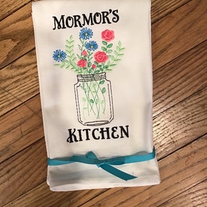 Besticktes Geschirrtuch Mormor es Kitchen &quot; Jar of Wildflowers Großmutter Design Skandinavisch Schwedisch Dänisch Norweger Du wählst Farben