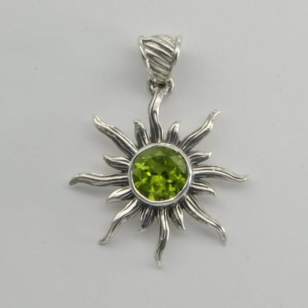 Genuine and Natural Green Sun / Star PERIDOT Round Pendant in 925 Sterling Silver
