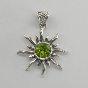 Faceted Green Round PERIDOT Sun / Star Pendant in 925 Sterling Silver - Genuine and Natural Gemstone