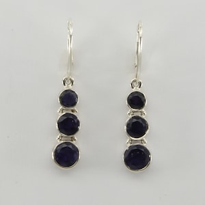 Pendientes colgantes de IOLITE azul triple redondo facetado en plata de ley 925 con cierre de palanca. Piedra preciosa auténtica y natural.