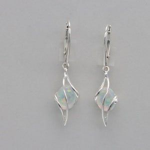 Ovale witte FIRE OPAL hangoorbellen in 925 sterlingzilver / hefboomwerking / hendel achterkant