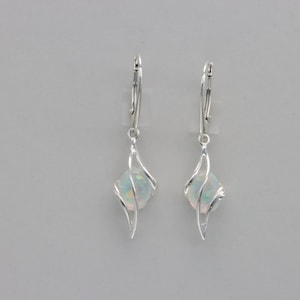 Ovale weiße FEUEROPAL Dangle Swirl Ohrringe aus 925 Sterling Silber