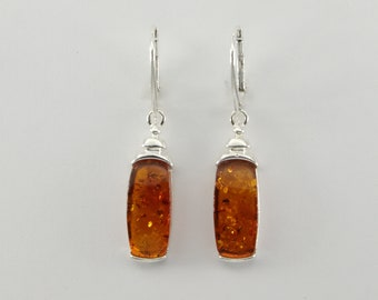Orecchini a goccia in ambra naturale color cognac scuro, gioielli fatti a mano in vera ambra baltica di medie dimensioni per i suoi orecchini di alta qualità dallo stile di classe