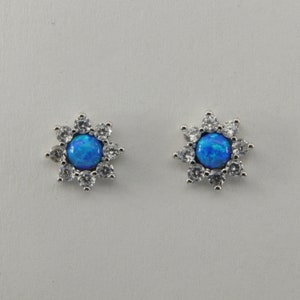 Azul - ÓPALO DE FUEGO - Estrella / Sol - Stud / Post - Pendientes con 8 CZs / Zirconia Cúbica en Plata de Ley 925