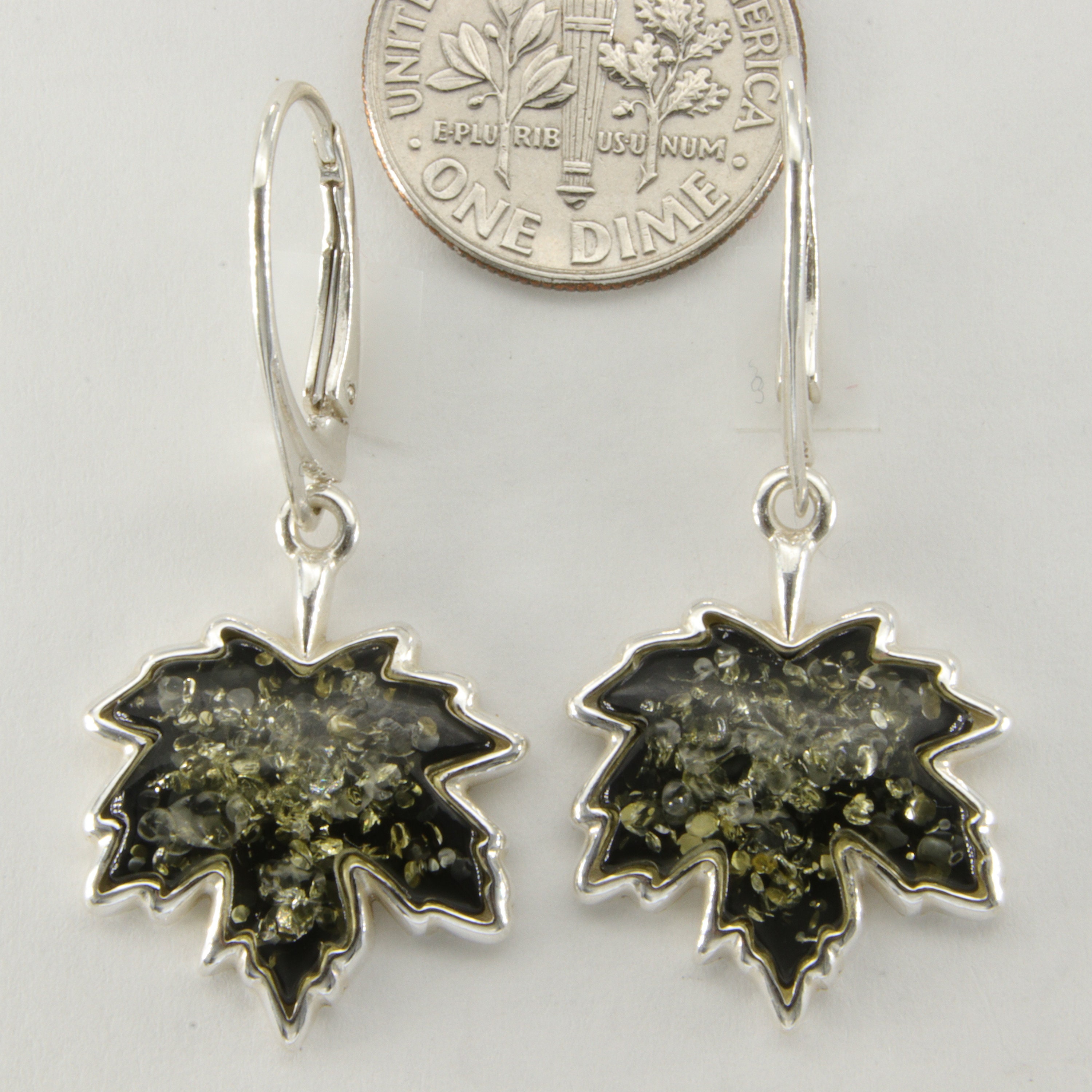 グリーンバルト海産琥珀のイヤリング：メープルリーフスターリング