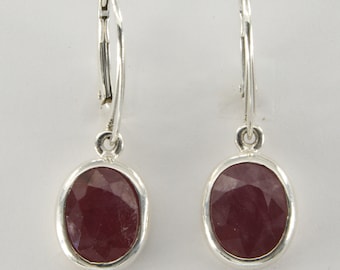 Gefacetteerde rode ovale RUBY oorbel van 925 STERLING SILVER - Hefboomsluiting / sluiting achterkant - Echte en natuurlijke edelstenen