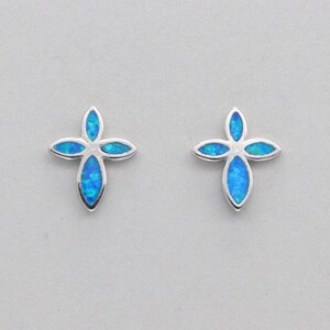 Blaue FEUEROPAL - Kreuz - Ohrstecker / Post - Ohrringe aus 925 Sterlingsilber mit einer Rhodium-Veredelung