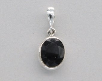 Facetted Oval BLACK ONYX Pendant in 925 Sterling Silver - Genuine and Natural Gemstone