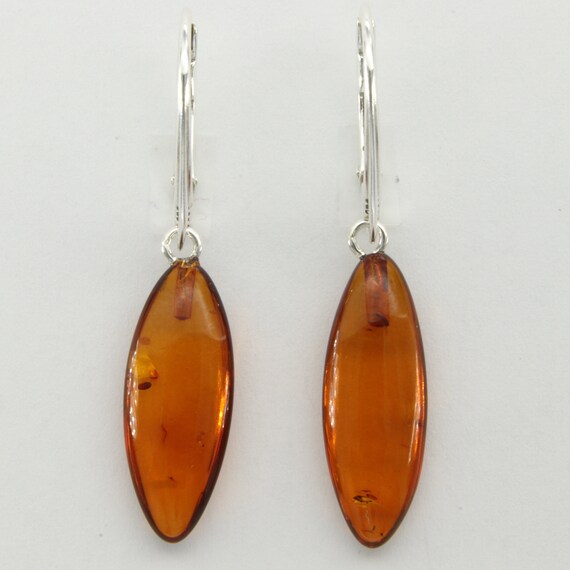 Noda - Orecchini a perno rettangolari in ambra baltica color cognac, argento sterling
