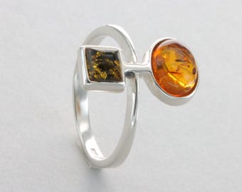 Anillo de plata de ley con ámbar báltico: piedra preciosa multicolor