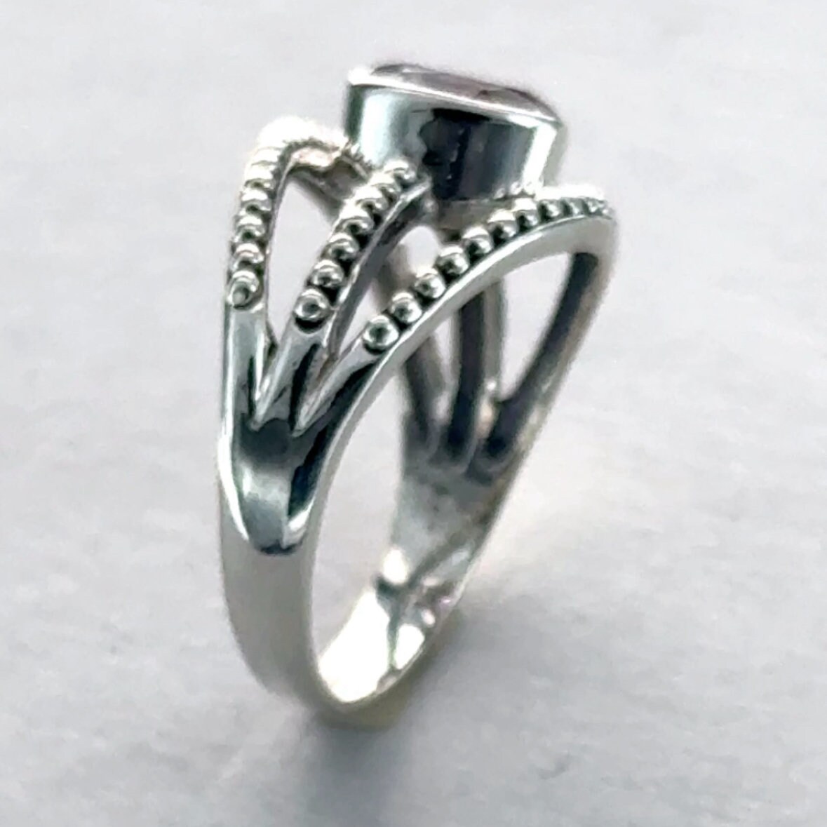 Anello con ametista viola naturale ovale in argento 925 rodiato