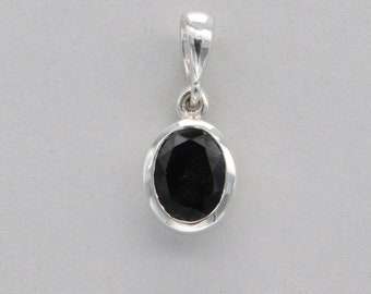 Facetted Oval Round BLACK ONYX Pendant in 925 Sterling Silver - Genuine and Natural Gemstone