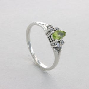 Green PERIDOT Ring with 6 Cubic Zirconia in 925 STERLING SILVER Beautiful and Colorful Natural and Genuine Gemstone -  CZs / Bague Péridot