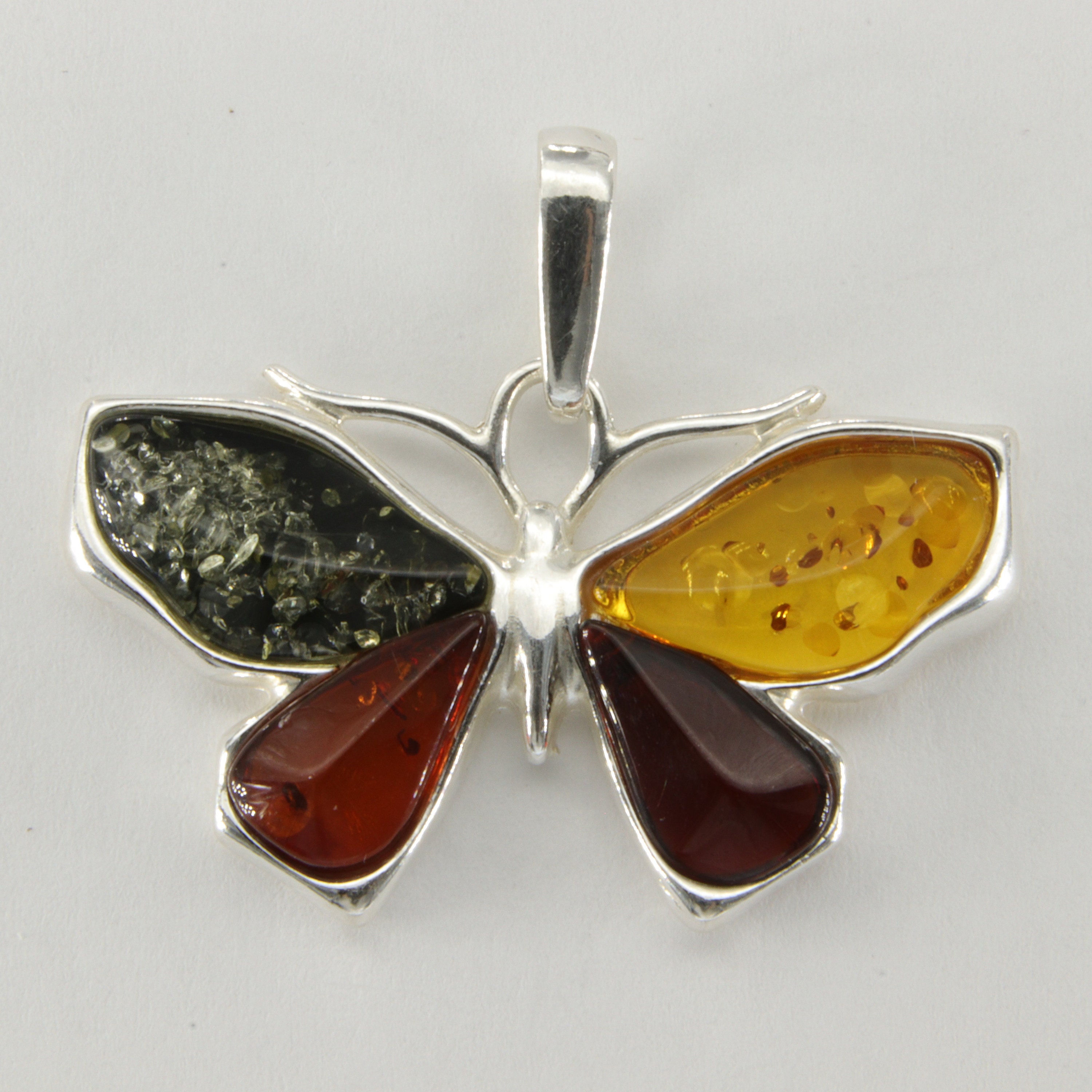 バルト海産琥珀の蝶ペンダント：マルチカラースターリングシルバーの