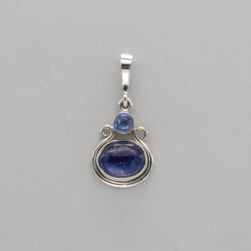 Pendentif en argent sterling 925, orné d'une kyanite ovale bleue et d'un saphir rond, en forme de larme. Pierre précieuse naturelle et authentique.