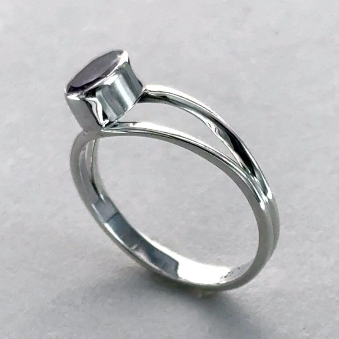Anello con vera ametista ovale – Pure Gems