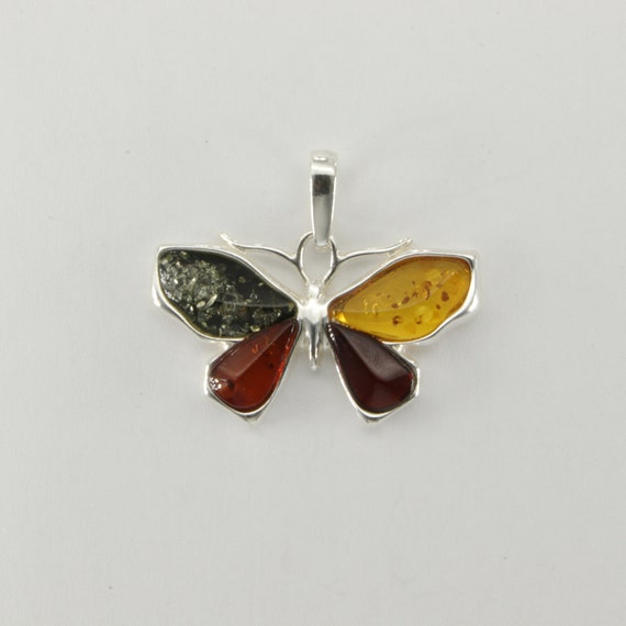 バルト海産琥珀の蝶ペンダント：マルチカラースターリングシルバーの