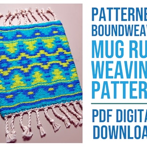Könnte beinhalten: Ein bunter gewebter Becheruntersetzer mit einem geometrischen Muster in Blau, Grün und Gelb. Der Untersetzer hat an allen Seiten Fransen. Der Text "PATTERNED BOUNDWEAVE MUG RUG WEAVING PATTERN PDF DIGITAL DOWNLOAD" ist im Bild.
