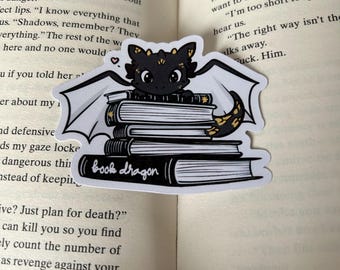 Söt svartvit bokdrake Romantasy fantasyläsare glansigt klistermärke bokälskare läsare klistermärke för Kindle,
