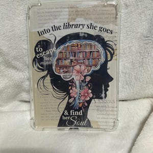 In die Bibliothek geht sie, um ihren Geist zu entkommen Kindle e Reader Einlegekarte für Klarsicht Hülle, Kindle Zubehör Dekoration, Kindle, Paperwhite