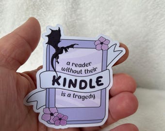 En läsare utan sin Kindle är en tragedi. Glansigt klistermärke för romantik, fantasyläsare, bokälskare, läsarklistermärke för Kindle.