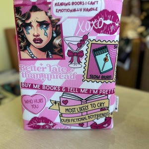 Custodia per libri in stile adesivo rosa Glam Reader Bookbestie imbottita e foderata, protezione per Kindle, sovracopertine in tessuto, cerniera venduta separatamente