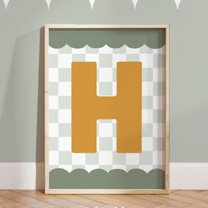 Impresión inicial personalizada en verde y amarillo, decoración neutra para sala de juegos, arte de pared para dormitorio de niño