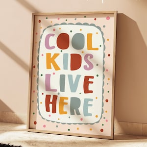 Impresión "Aquí viven niños geniales" en colores brillantes, impresión de cita con borde festoneado, decoración de dormitorio infantil, arte de pared para adolescentes