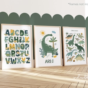 Juego de 3 pósteres personalizados de dinosaurios en verde, con letras del alfabeto y tabla de dinosaurios, para decorar el dormitorio de un niño o para la sala de juegos.