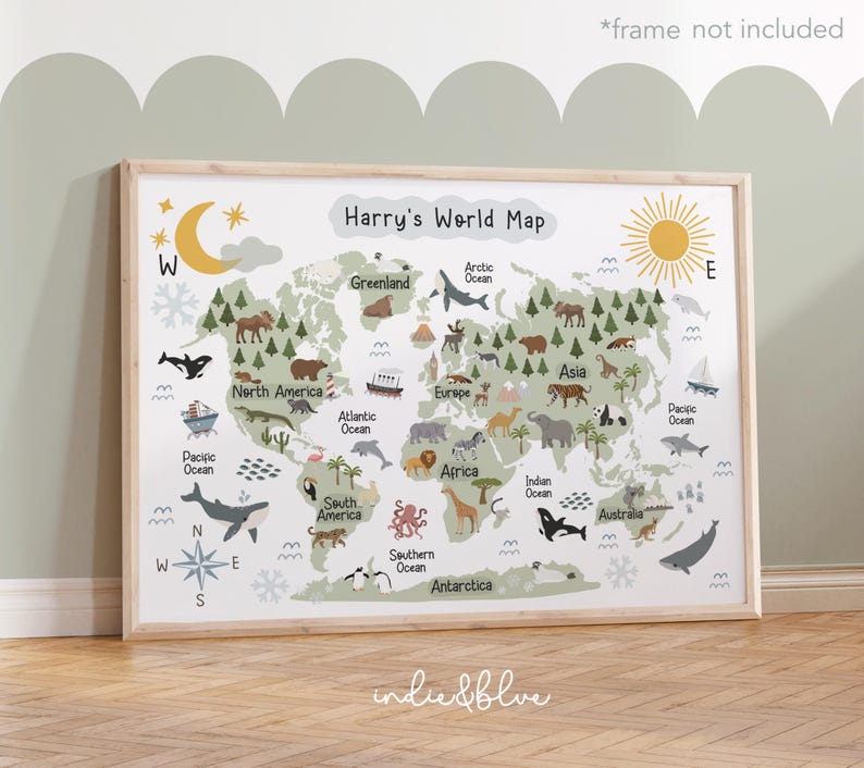 Może przedstawiać: Kolorowa mapa świata z zwierzętami i podpisanymi kontynentami. Mapa jest oprawiona w jasną drewnianą ramę i ma napis "Harry's World Map" u g&oacute;ry.
