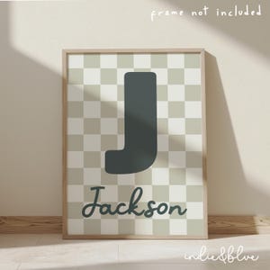 Impresión inicial personalizada en verde salvia, decoración retro a cuadros para cuarto de juegos de niño, arte de pared para dormitorio de niño.