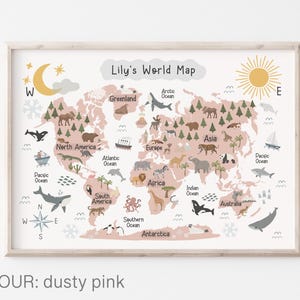Może przedstawiać: Ilustrowana mapa świata w kolorze r&oacute;żowym i białym z zwierzętami i oceanami. Mapa nosi tytuł "Lily's World Map".