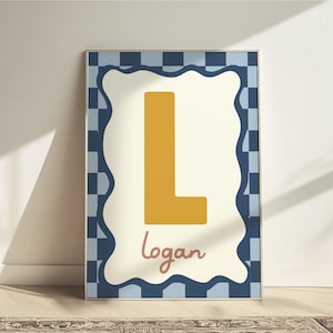 Impresión inicial personalizada en azul marino y mostaza, decoración retro a cuadros para cuarto de juegos de niño, arte de pared para dormitorio de niño.