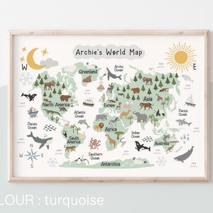 Może przedstawiać: Kolorowa mapa świata z zwierzętami i oceanami, zatytułowana "Archie's World Map". Mapa jest zilustrowana w fantazyjnym stylu z zielono-niebieską kolorystyką.