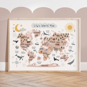 Może przedstawiać: R&oacute;żowa i biała mapa świata z ilustracjami zwierząt i ocean&oacute;w. Mapa nosi tytuł "Lily's World Map" i obejmuje kontynenty Ameryki P&oacute;łnocnej, Ameryki Południowej, Europy, Azji, Afryki, Australii i Antarktydy.