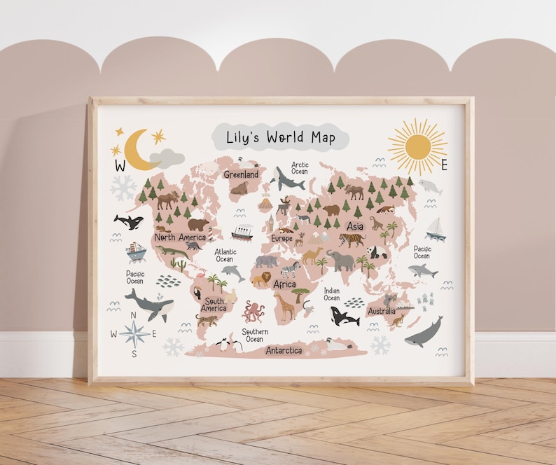 Może przedstawiać: R&oacute;żowa i biała mapa świata z ilustracjami zwierząt i ocean&oacute;w. Mapa nosi tytuł "Lily's World Map" i obejmuje kontynenty Ameryki P&oacute;łnocnej, Ameryki Południowej, Europy, Azji, Afryki, Australii i Antarktydy.