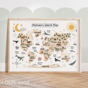 Może przedstawiać: Kolorowa mapa świata z beżowym tłem i ilustracjami zwierząt i kontynent&oacute;w. Mapa nosi tytuł "Madison's World Map" i zawiera tekst "COLOUR: sand".