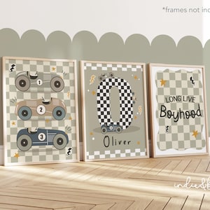 3er Set personalisierte Rennwagen Namensdrucke in salbeigrün, Retro karierte Flagge Initialen Namensdruck für Jungen Schlafzimmer, es lebe die Jungenheit Poster