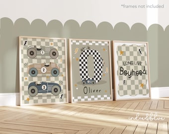 Juego de 3 impresiones personalizadas de nombres de coches de carreras en verde salvia, impresión de nombre inicial con bandera a cuadros retro para dormitorio de niño, póster "Long Live Boyhood"