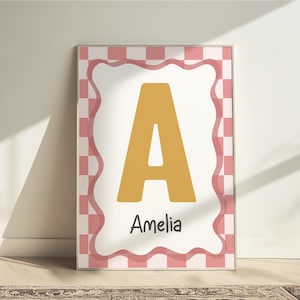 Lámina personalizada con inicial de niña en amarillo mostaza y rosa, lámina retro de cuadros para niña, decoración para dormitorio juvenil, láminas para guardería.