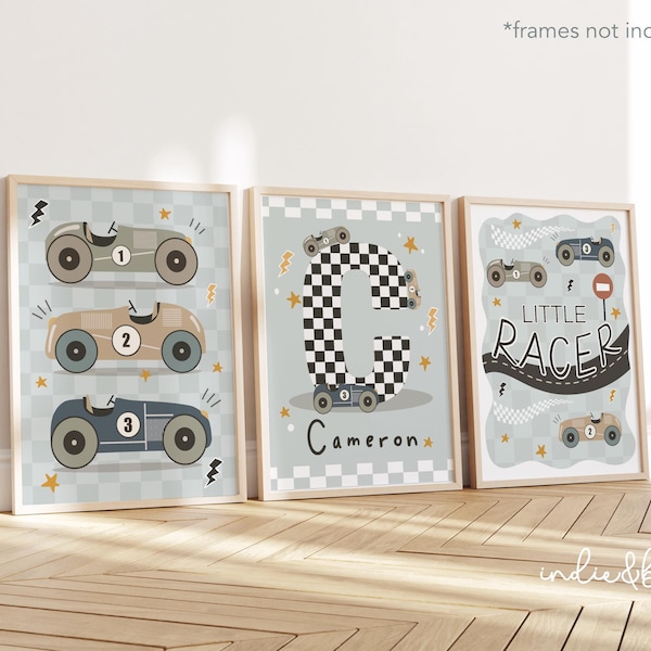 Juego de 3 impresiones personalizadas de nombres de coches de carreras en gris azulado, impresión de nombre inicial con bandera a cuadros retro para dormitorio de niño, póster de pequeño corredor
