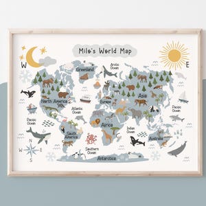 Może przedstawiać: Kolorowa mapa świata dla dzieci z niebieskim tłem i ilustracjami zwierząt i kontynent&oacute;w. Mapa nosi tytuł "Milo's World Map" i zawiera kierunki kompasu oraz nazwy ocean&oacute;w.