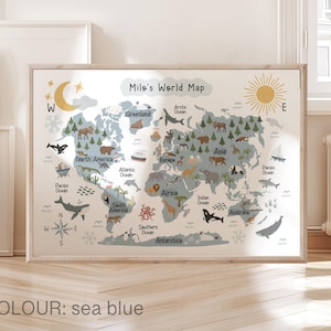 Może przedstawiać: Kolorowa mapa świata z ilustracjami zwierząt i kontynent&oacute;w. Mapa jest wydrukowana na białym tle z jasnoniebieskim oceanem i ż&oacute;łtym słońcem. Tekst "Milo's World Map" jest wydrukowany na g&oacute;rze mapy.