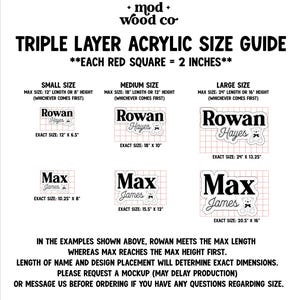 Pu&ograve; includere: Una guida alle taglie per prodotti in acrilico a tre strati, con esempi di targhette con nomi. La guida mostra taglie piccole, medie e grandi, con dimensioni in cm. Il testo include "Triple Layer Acrylic Size Guide."