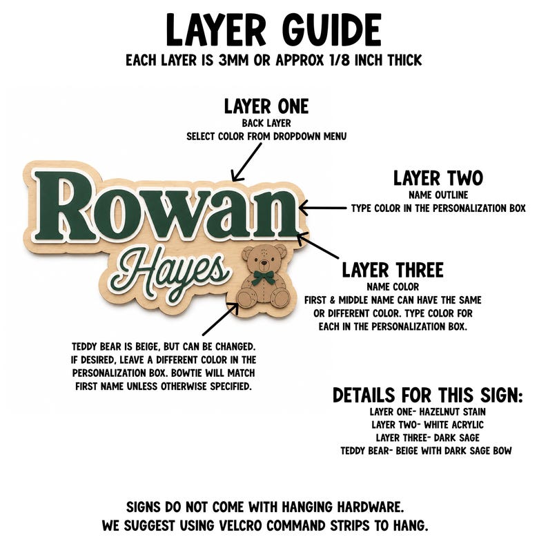 Puede incluir: Un letrero de nombre de madera en capas con el nombre "Rowan Hayes" en verde oscuro y un oso de peluche beige con un lazo verde salvia oscuro. El letrero incluye instrucciones de personalizaci&oacute;n y detalles de materiales.