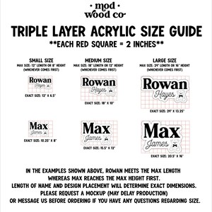 Puede incluir: Una gu&iacute;a de tallas para productos acr&iacute;licos de triple capa, con ejemplos de placas con nombres. La gu&iacute;a muestra tama&ntilde;os peque&ntilde;os, medianos y grandes, con dimensiones en cm. El texto incluye "Triple Layer Acrylic Size Guide."